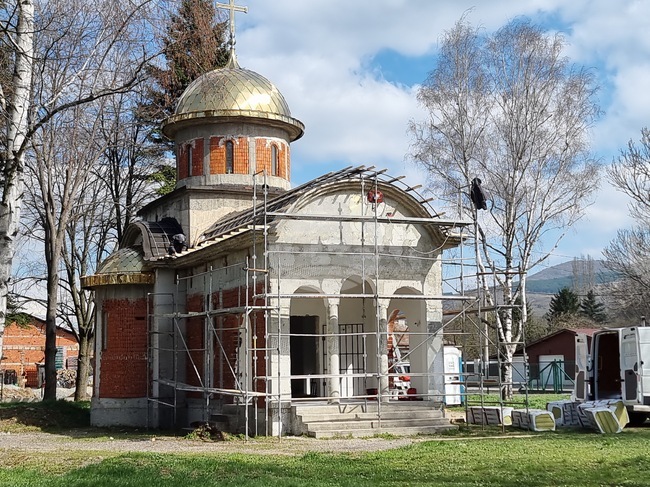 Усилено се работи по довършването на храм „Свето Успение Богородично“ в Батановци, каза кметът Радослав Петров