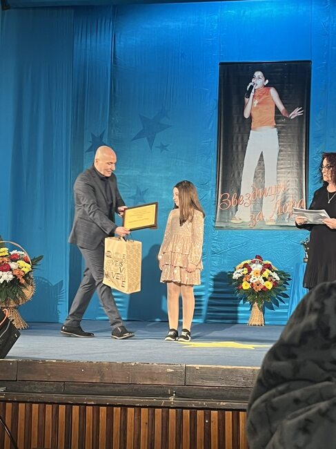 Възпитаници на разградската музикална школа Enjoy music се завърнаха с награди от конкурса „Звездици за Лора“ 