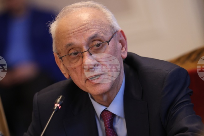 Скрининговата програма за рак на маточната шийка е насочена към 25-65-годишни жени, без значение от здравноосигурителния им статус, каза министър Кирилов