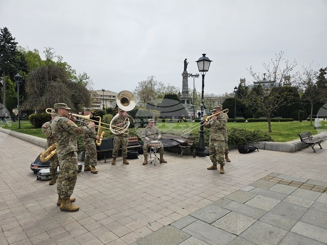 Военен джаз-ансамбъл на САЩ изненада русенци с изпълнения в центъра на града