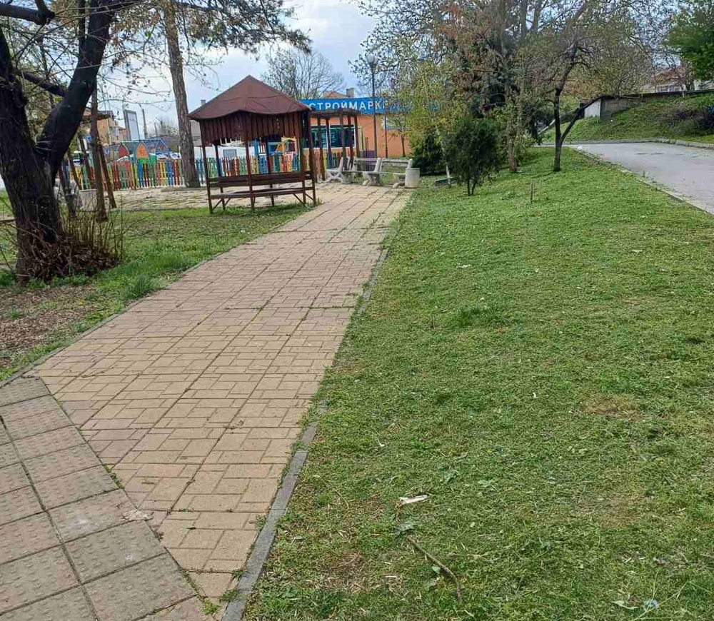 Община Шумен коси с предимство тревните площи около детските площадки 