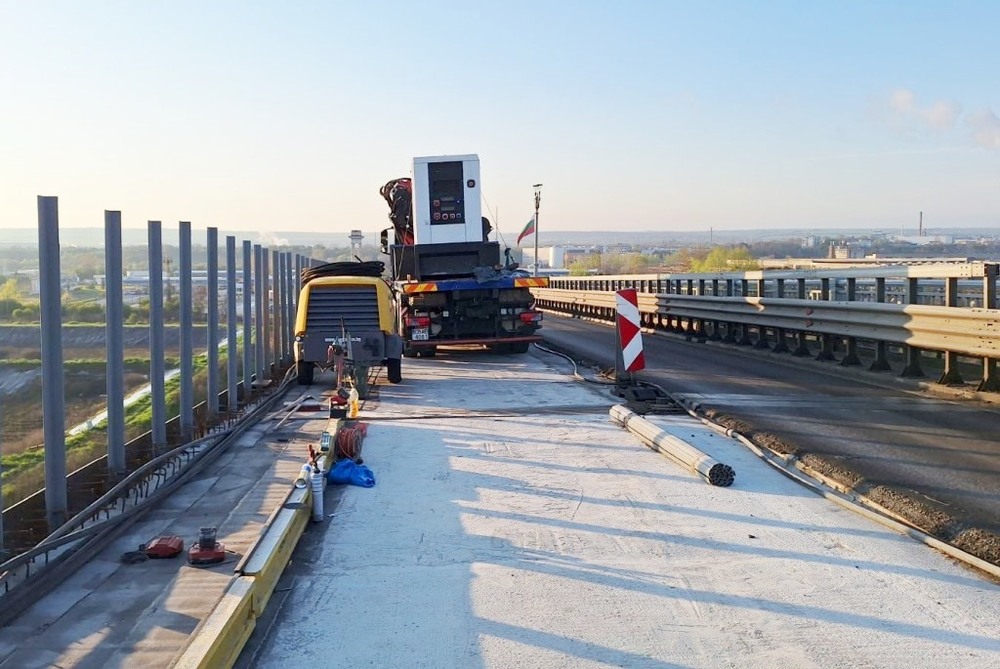 Заради ремонт през ГКПП „Станке Лисичково“ може да се преминава през ограничен брой трасета, продължава и ремонтът на Дунав мост