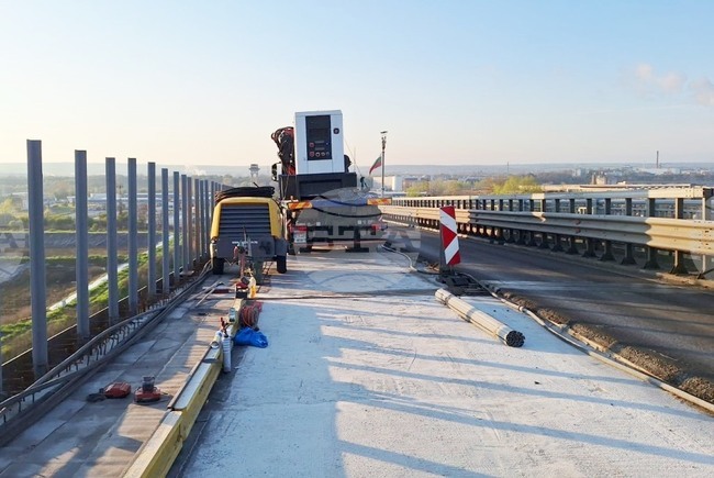 Продължава полагането на хидроизолация върху пътната плоча на Дунав мост, съобщиха от Агенция „Пътна инфраструктура“