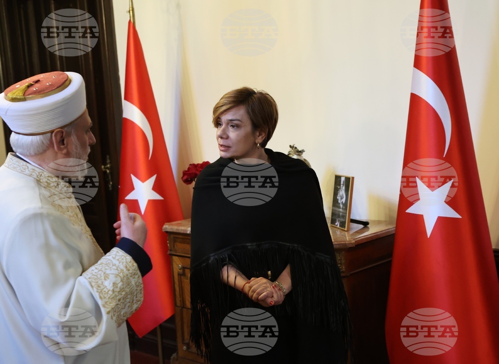 Chief Mufti Offers Condolences in Turkish Embassy Residence over Deadly Quakes
