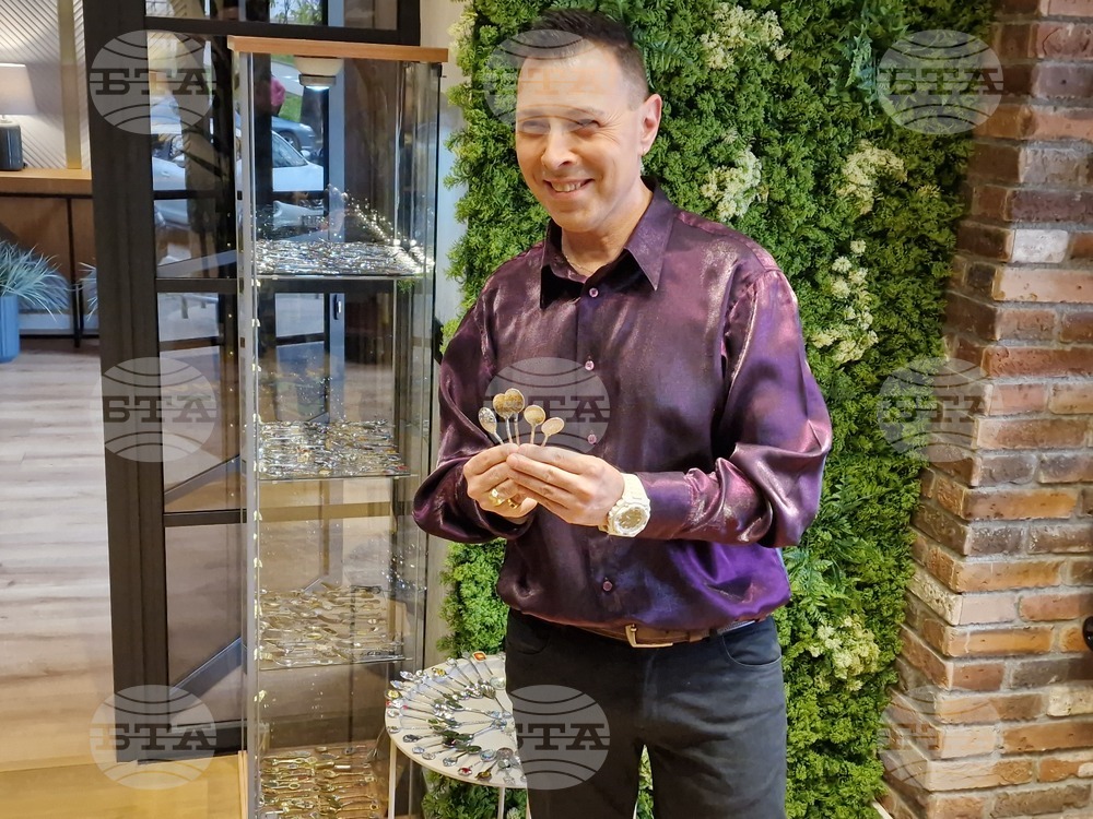 Изложба с 250 сувенирни лъжички от цял свят бе открита във Велико Търново