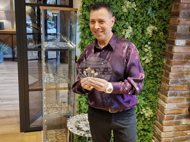 Изложба с 250 сувенирни лъжички от цял свят бе открита във Велико Търново