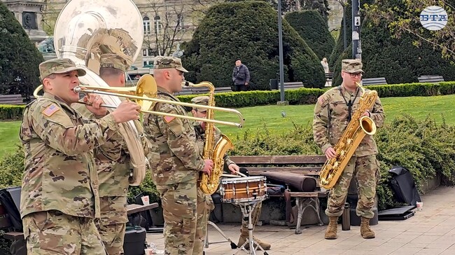 Военен джаз-ансамбъл на САЩ изненада русенци с изпълнения в центъра на града