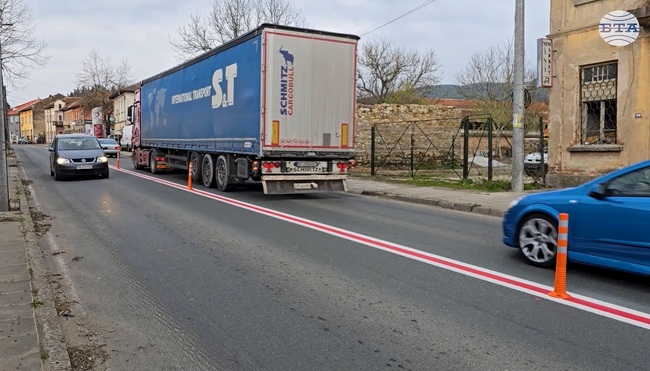 Положени са колчета в разстояние на около 2 км в село Български извор