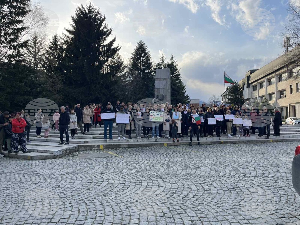 Жители на Гоце Делчев излязоха на мирен протест срещу "войната" по пътищата