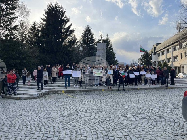Жители на Гоце Делчев излязоха на мирен протест срещу "войната" по пътищата