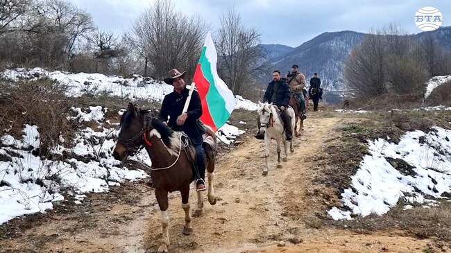 Група родопчани преминаха на коне през затворения граничен пункт при Рудозем в знак на протест срещу затворения път до Ксанти