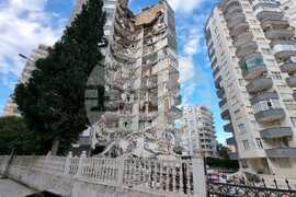 Турция - Адана - земетресение - щети - разрушени сгради