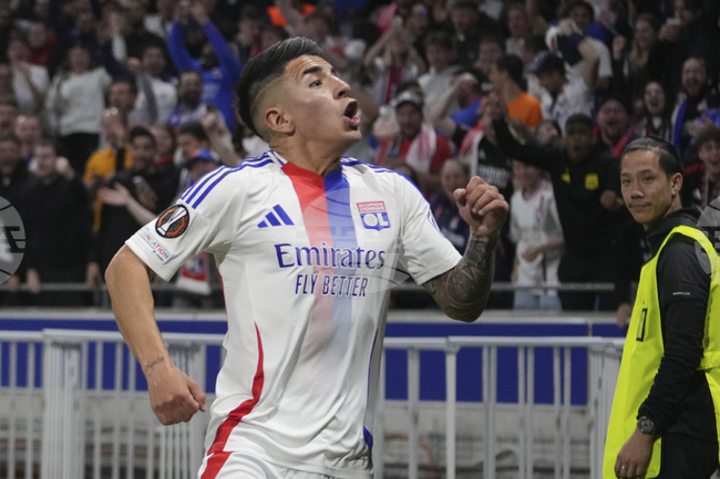 Бенфика преговаря за аржентинския халф на Олимпик Лион Тиаго Алмада