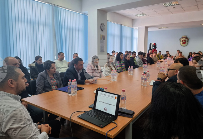 Разград - дискусия - опасностите в интернет