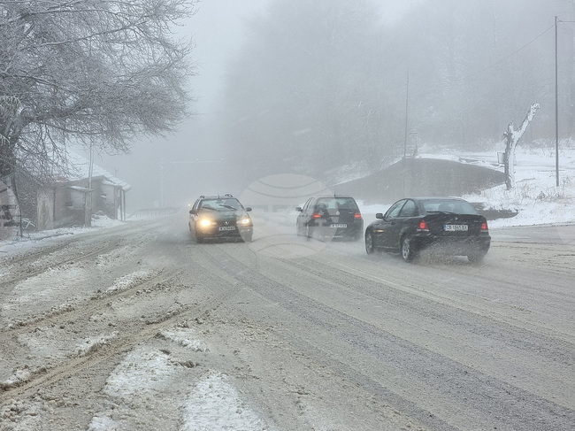 Сняг е валял през нощта в Монтанско, пет машини са чистили пътищата