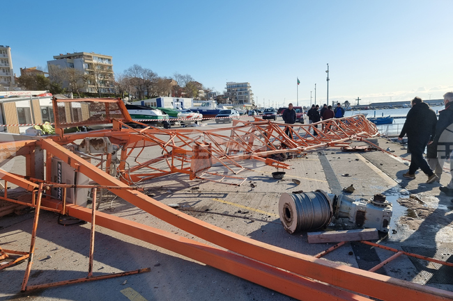 Ураганен вятър е съборил кран на рибарското пристанище в Поморие