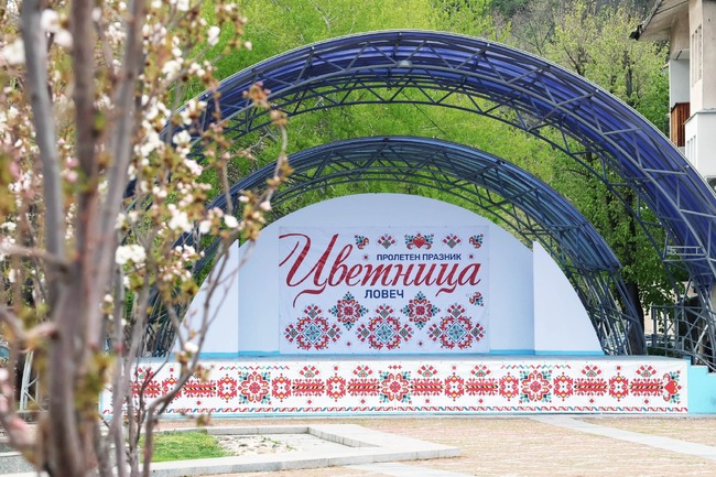 Цветница е празник на Ловеч, събор на народните изкуства, повод за художници и занаятчии да покажат творенията си, каза етнографът Силвия Вутева