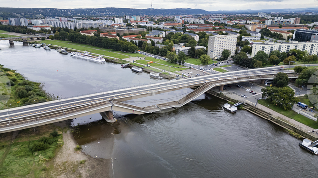 Близо 17 000 души бяха евакуирани от района около моста "Карола" в Дрезден след открита невзривена бомба от Втората световна война