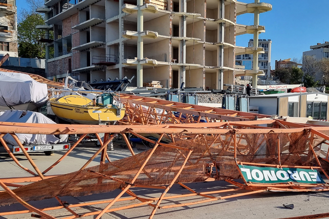 Само материални са щетите по рибарското пристанище в Поморие, където снощи силният вятър събори 50-метров кран, каза кметът Иван Алексиев