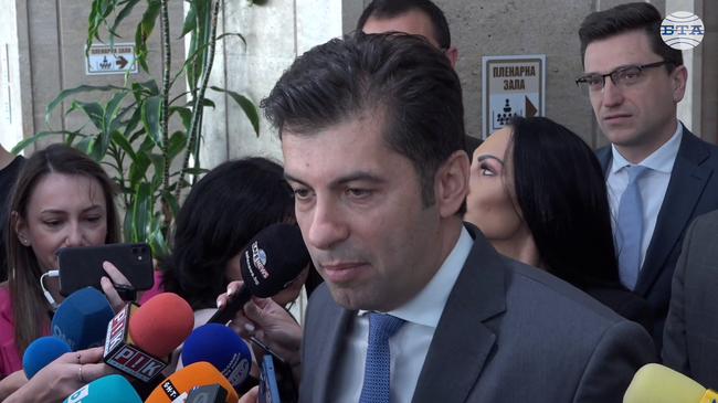 Андрей Цеков е получил закана, че ще има проблеми, ако продължава да споменава Иван Мирински, каза Кирил Петков