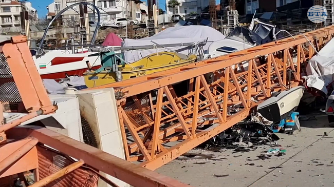 Ураганен вятър е съборил кран на рибарското пристанище в Поморие