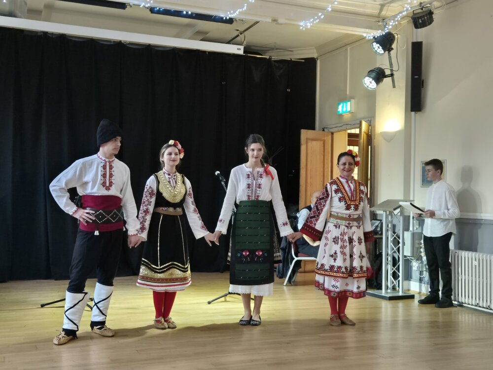 Фолклорен концерт събра на една сцена в Лондон деца и възрастни, съхраняващи българските традиции и култура