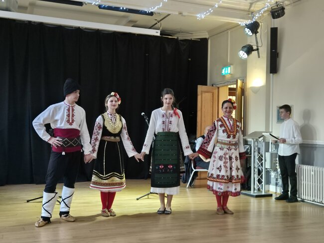 Фолклорен концерт събра на една сцена в Лондон деца и възрастни, съхраняващи българските традиции и култура