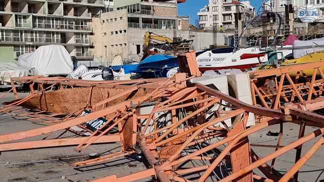 Само материални са щетите по рибарското пристанище в Поморие, където снощи силният вятър събори 50-метров кран, каза кметът Иван Алексиев