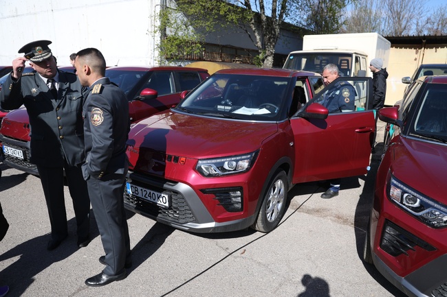 Общо 100 леки автомобила и шест резервоара за вода за гасене на пожари с хеликоптери получи Главна дирекция „Пожарна безопасност и защита на населението“