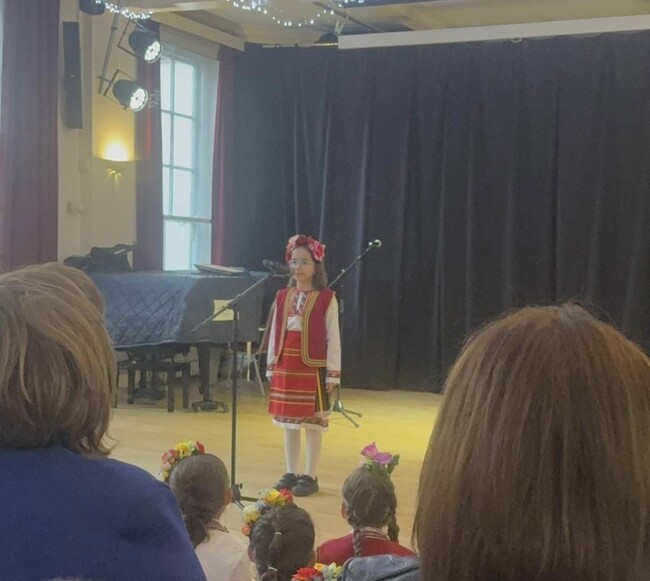 Ученици от училище „Българче“ в Лондон се включиха във фолклорен концерт, съпътстващ конференцията „Изкуствен интелект в образованието“