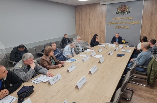 Мерки за гарантиране на пътната безопасност в Пернишка област обсъдиха на заседание