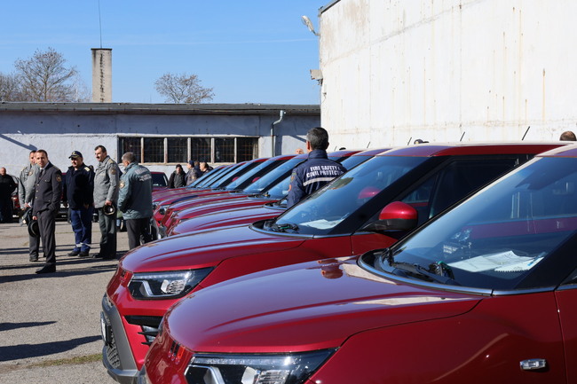 МОСВ: Ключовете на 100 автомобила, закупени по Програма „Околна среда“, бяха връчени на Главна дирекция „Пожарна безопасност и защита на населението“