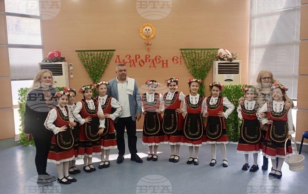 С песни и наричания за здраве и берекет малки лазарки огласиха кметството в Свети Влас