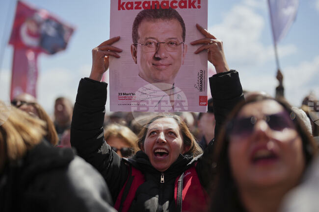 Европейски кметове издигнаха плакати с надпис "Освободете Имамоглу" пред затвора в Силиври край Истанбул