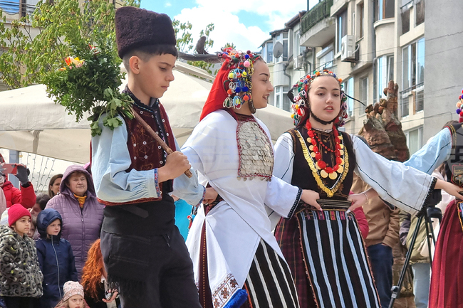 Кичене на еркечки лазарки беше показано в Бургас 