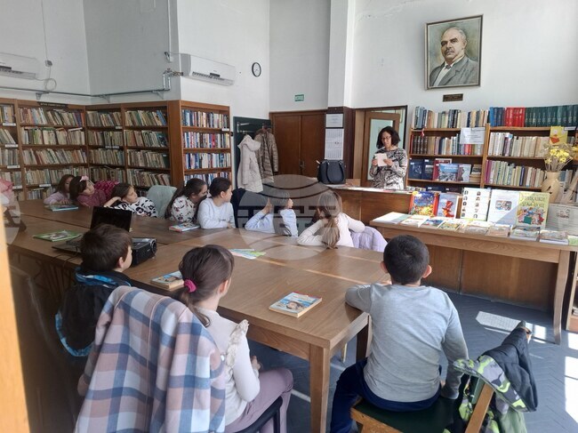 Второкласници от смолянско училище направиха верижно четене на приказки