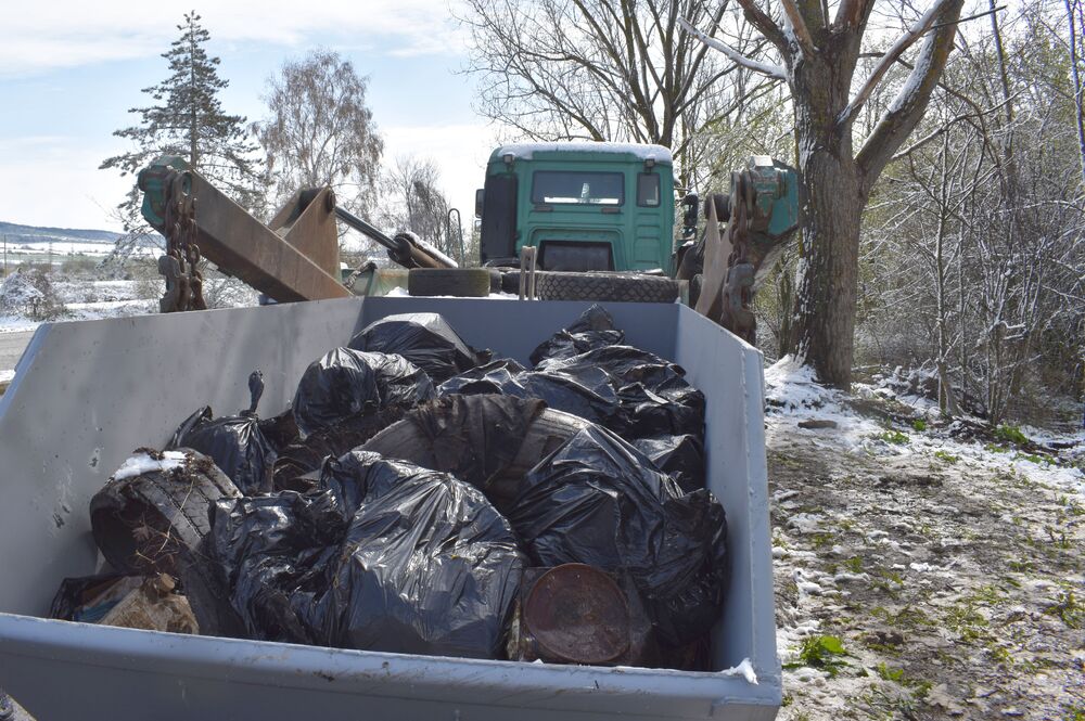 Общински служители в Разград събраха седем кубика боклук и над 20 гуми при акция в рамките на Седмицата на гората