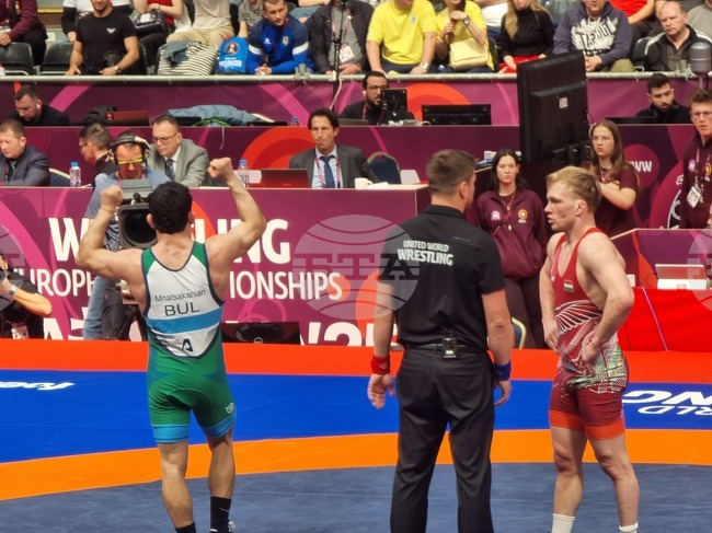 Семен Новиков и Айк Мнацаканян се класираха на полуфиналите на Европейското първенство по борба, олимпийският шампион спечели по-малко от секунда преди края