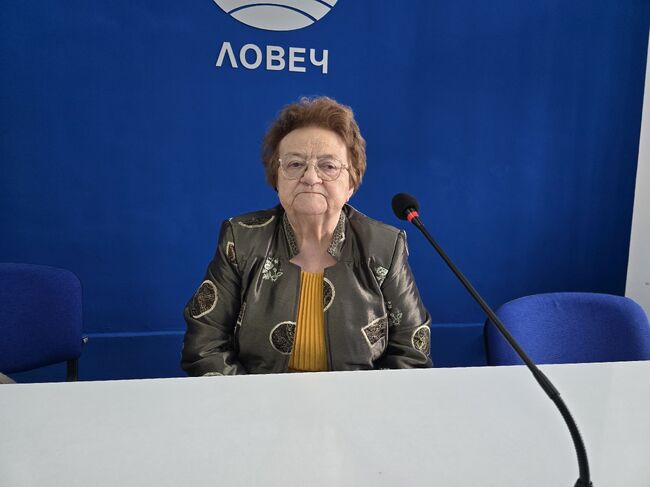 Вирусологът проф. д-р Радка Аргирова говори по темата "Актуално за вирусите и ваксините" в Ловеч