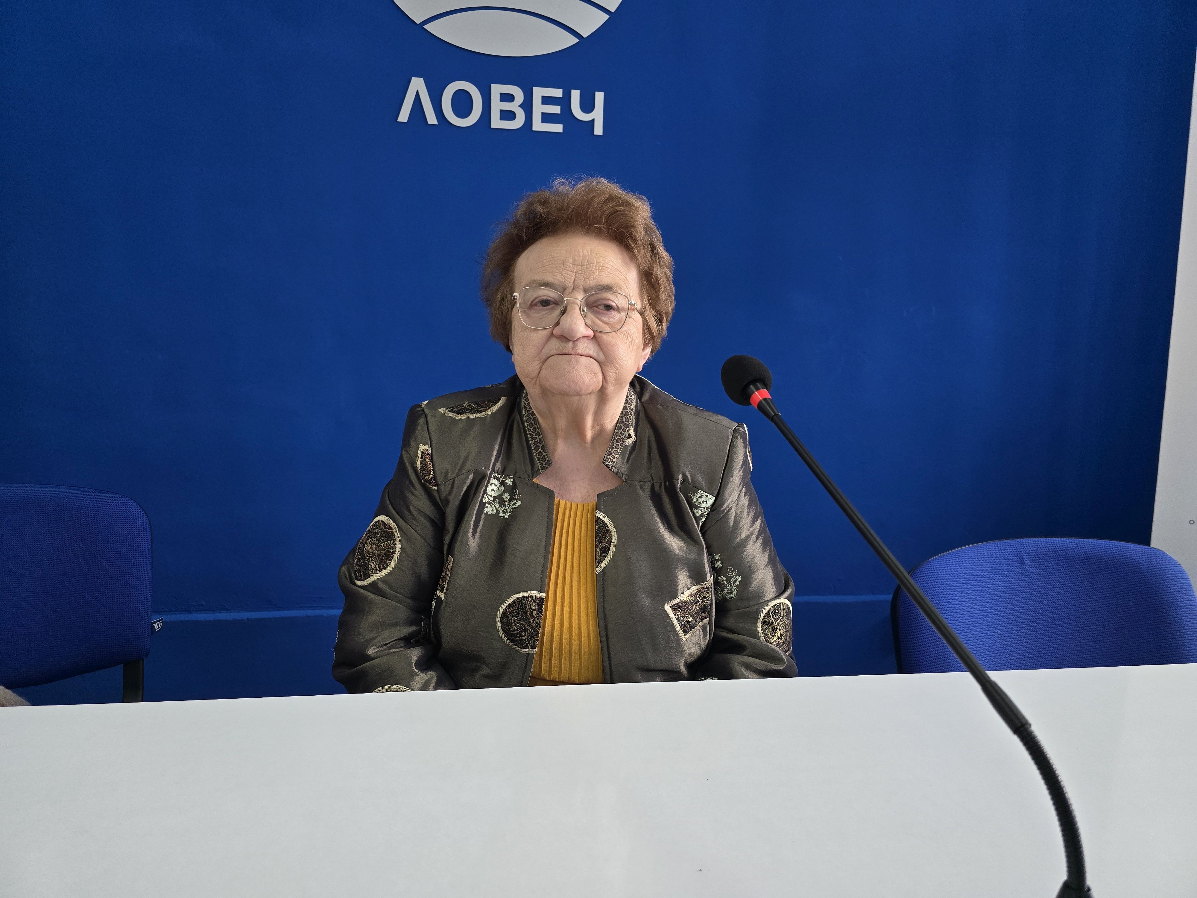 Вирусологът проф. д-р Радка Аргирова говори по темата "Актуално за вирусите и ваксините" в Ловеч