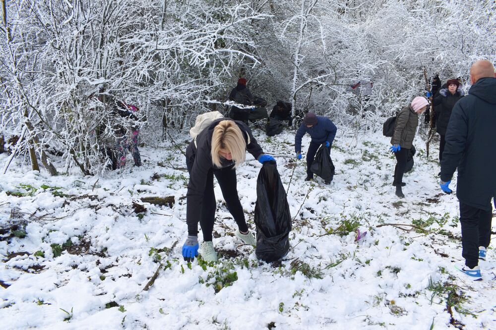 Община Разград: 7 кубика боклук и над 20 гуми от МПС събраха общински служители в гора към Балкански