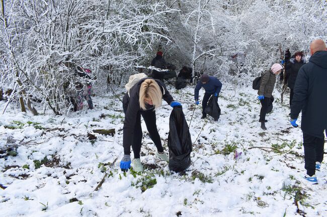 Община Разград: 7 кубика боклук и над 20 гуми от МПС събраха общински служители в гора към Балкански