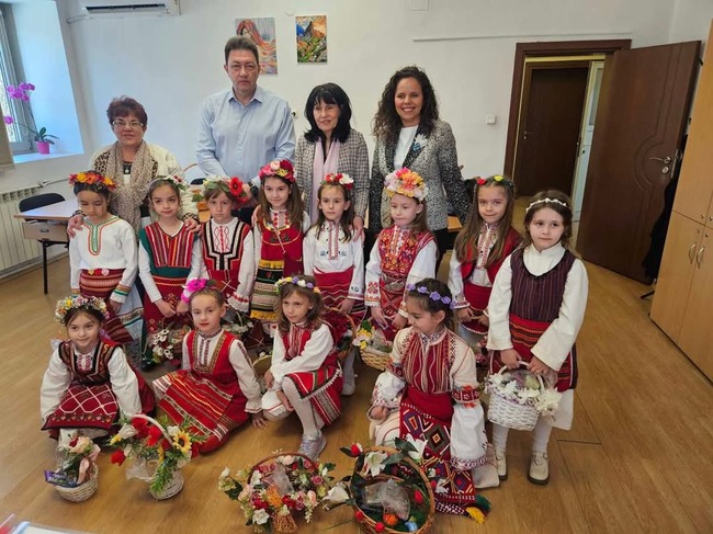 Лазарки от Трето основно училище „Гоце Делчев“ отправиха благопожелания към кмета на Петрич Димитър Бръчков