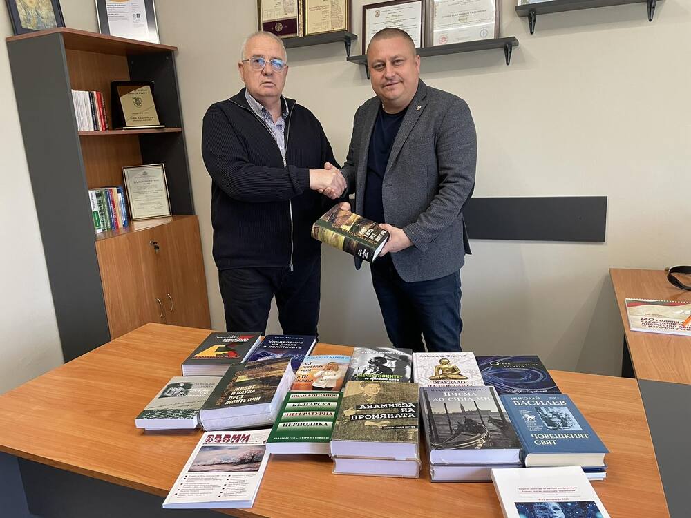 Библиотеката на Висшето училище по агробизнес и развитие на регионите - филиал Велико Търново получи дарение от книги