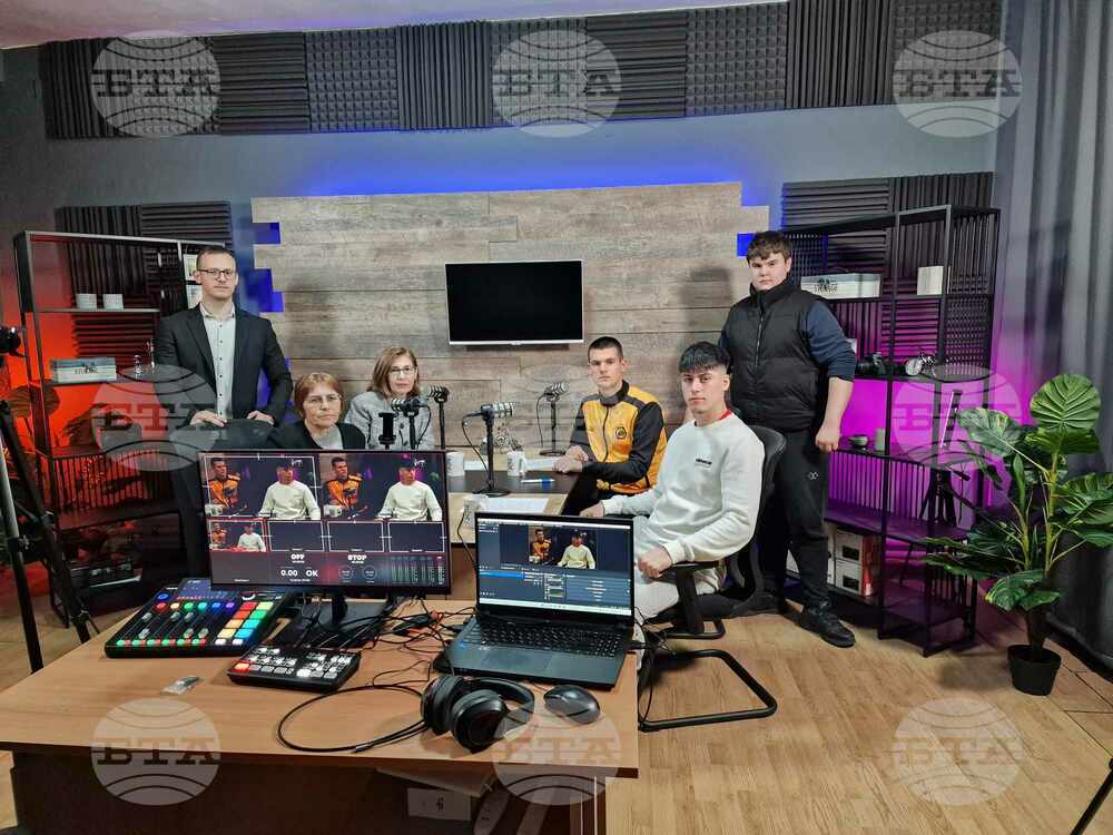 Ученици от разградска гимназия създадоха свое подкаст студио 