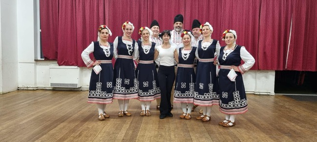 В Лион ще представим шопски танц по моя хореография, каза пред БТА Анелия Николова, основател на фолклорен състав „Хоп троп“ във Фарнбъро