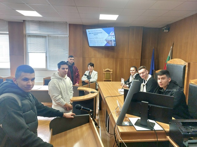 Ученици от ПМГ „Проф. Емануил Иванов“ бяха гости в Ден на отворените врати, организиран от Окръжен съд и Окръжна прокуратурата – Кюстендил