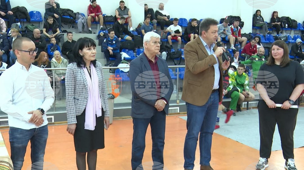 Президентът на федерацията Станка Златева откри Държавното първенство по борба за кадети и кадетки в Петрич