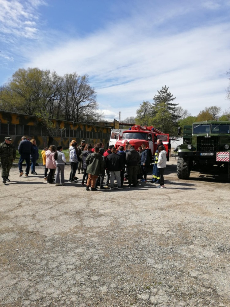 Деца от Поповско посетиха военното формирование край село Светлен