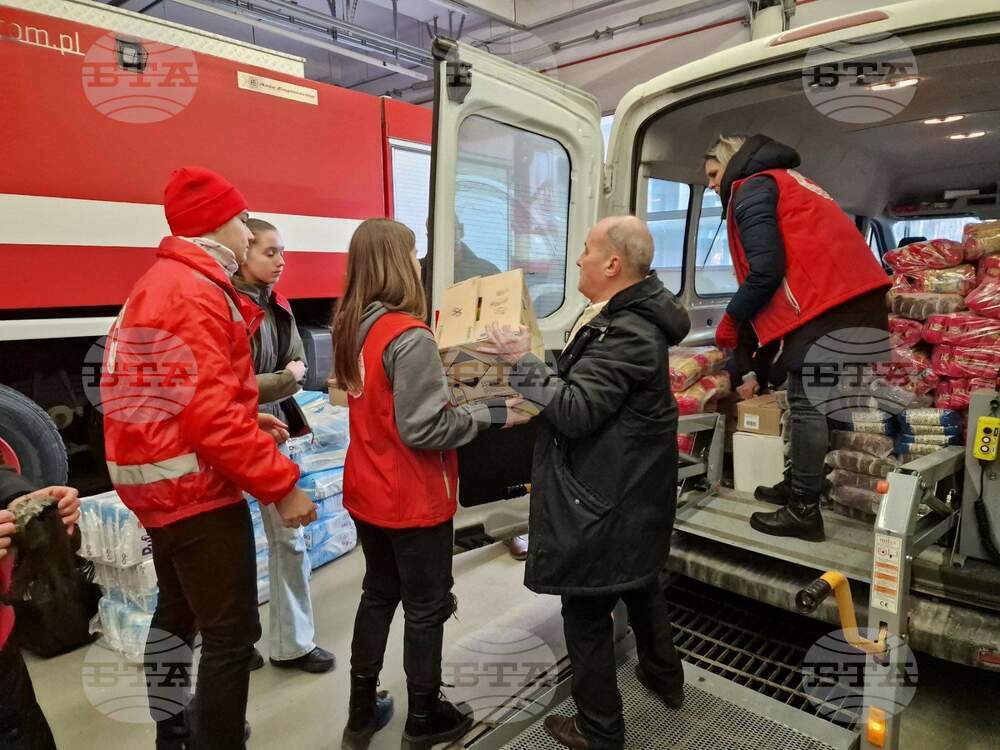 Първият бус с дарения от Община Пазарджик, съвместно с волейболния отбор Хебър отпътува за Турция